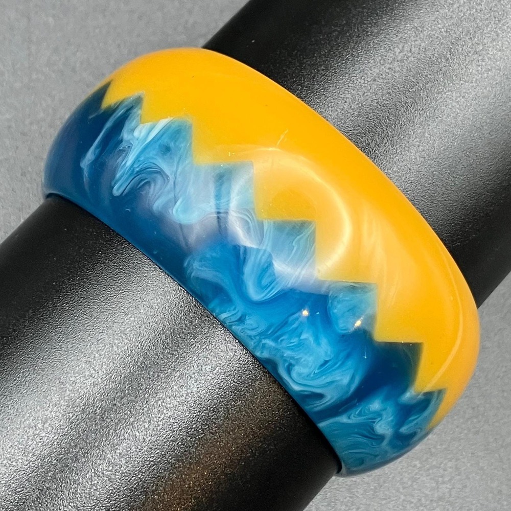 Vintage Bangle Bracelet Yellow Blue Marbled Zigzag Resin Size 8"